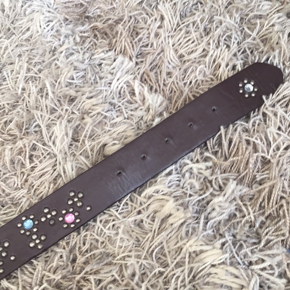A jeweled belt - Picture 7 of 8